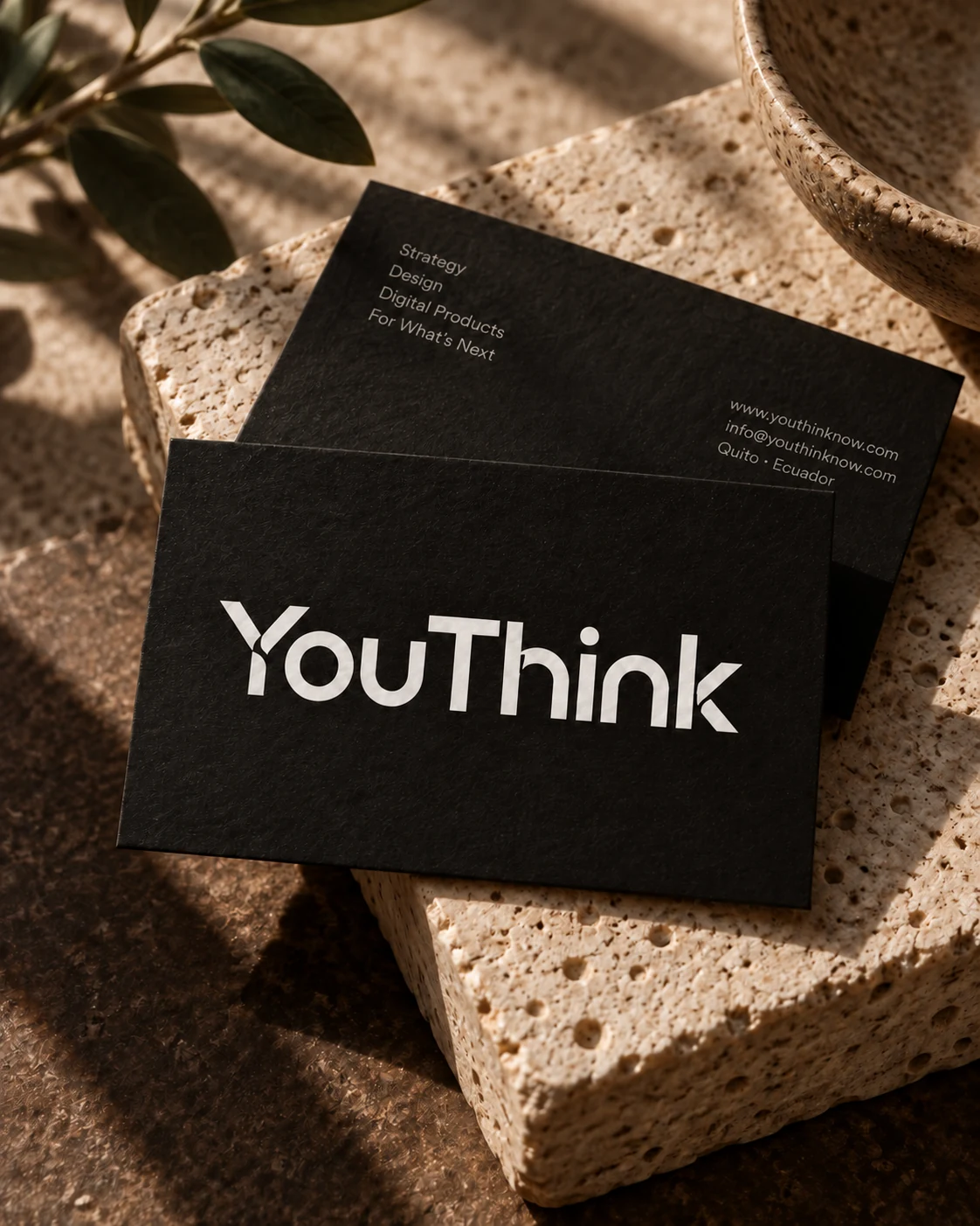 Identidad YouThink en una tarjeta negra